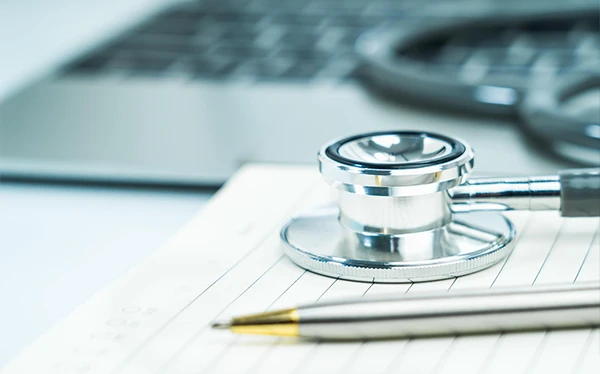 Stéthoscope, stylo et ordinateur portable